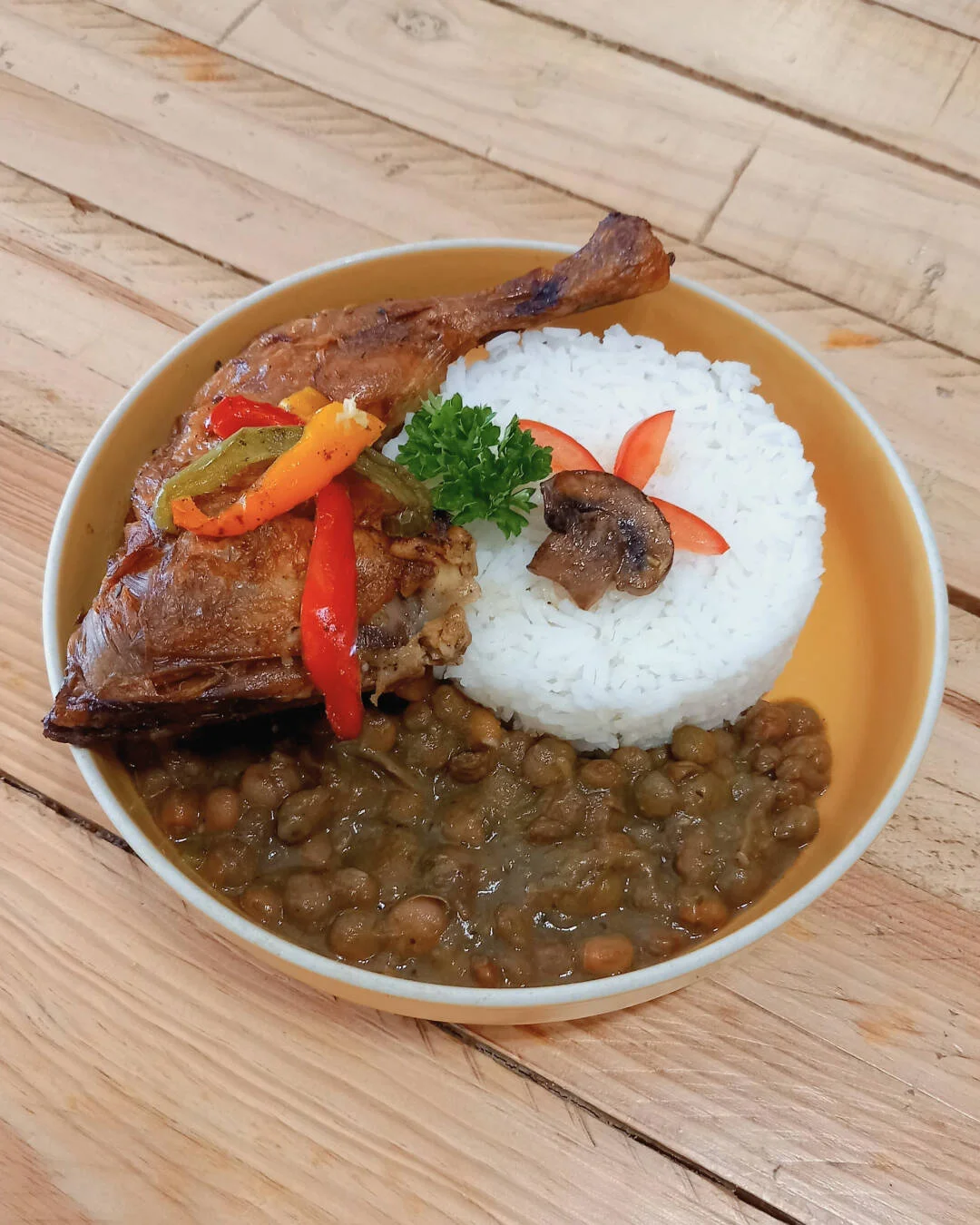Cuisse de poulet rôtie, riz et pois d’angole